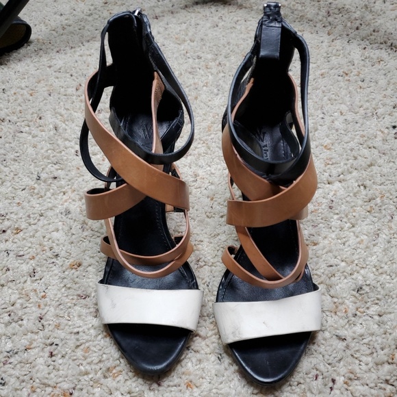 Vera Wang - Picture 1 of 4